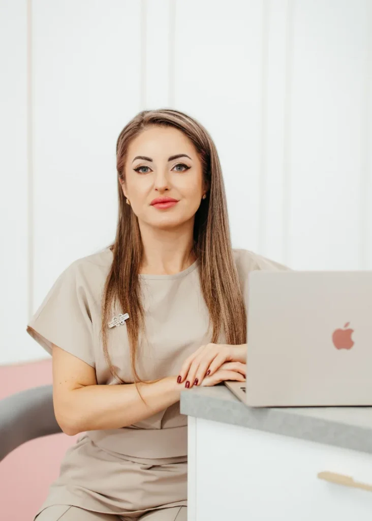 Dr. Rocsana Anichiforesei în clinica ALVEO